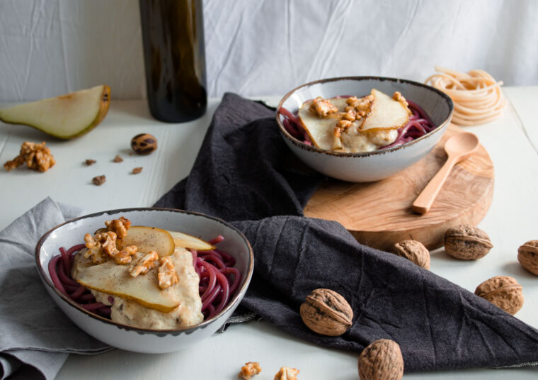 Rotwein-Pasta mit Sellerie-Béchamel, Birne und karamellisierten Walnüssen