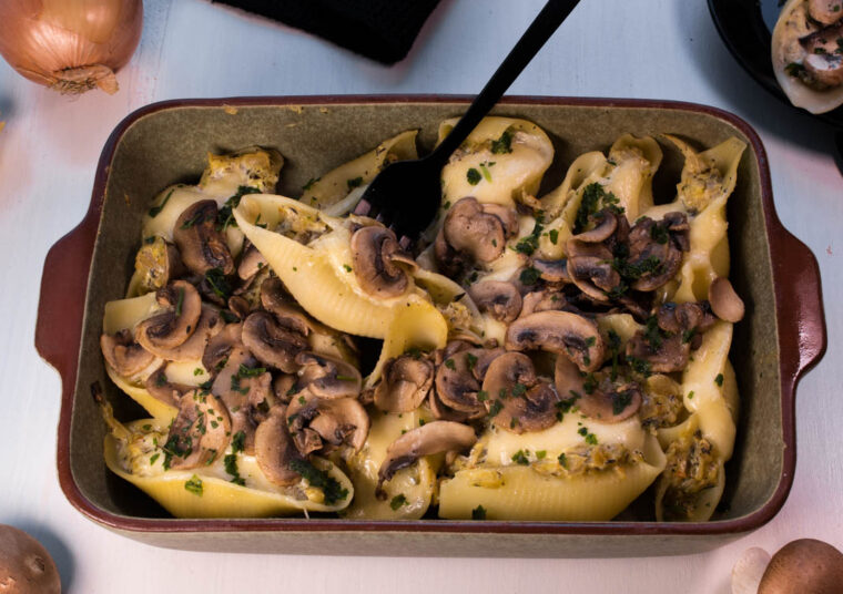 Pasta mit Zwiebel-Ricotta-Füllung und Pilzen