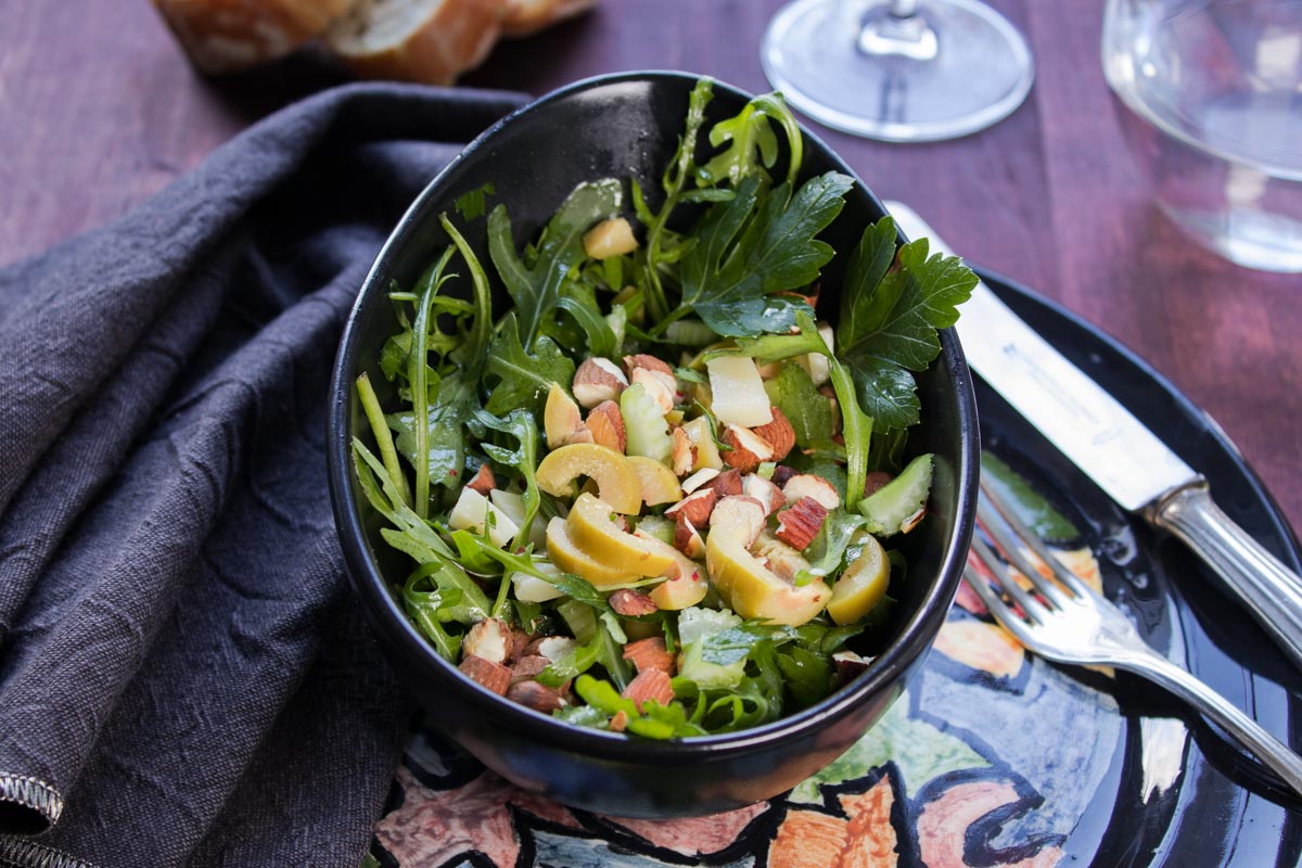 Oliven-Sellerie-Salat mit Parmesan