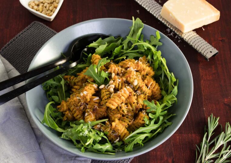 Pasta mit Tomaten-Dattel Pesto und Rucola