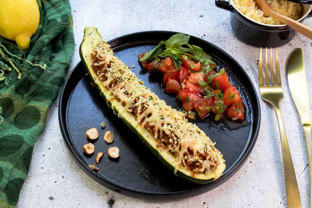 Gefüllte Zucchini mit Tomatensalat - Aus Lauras Küche