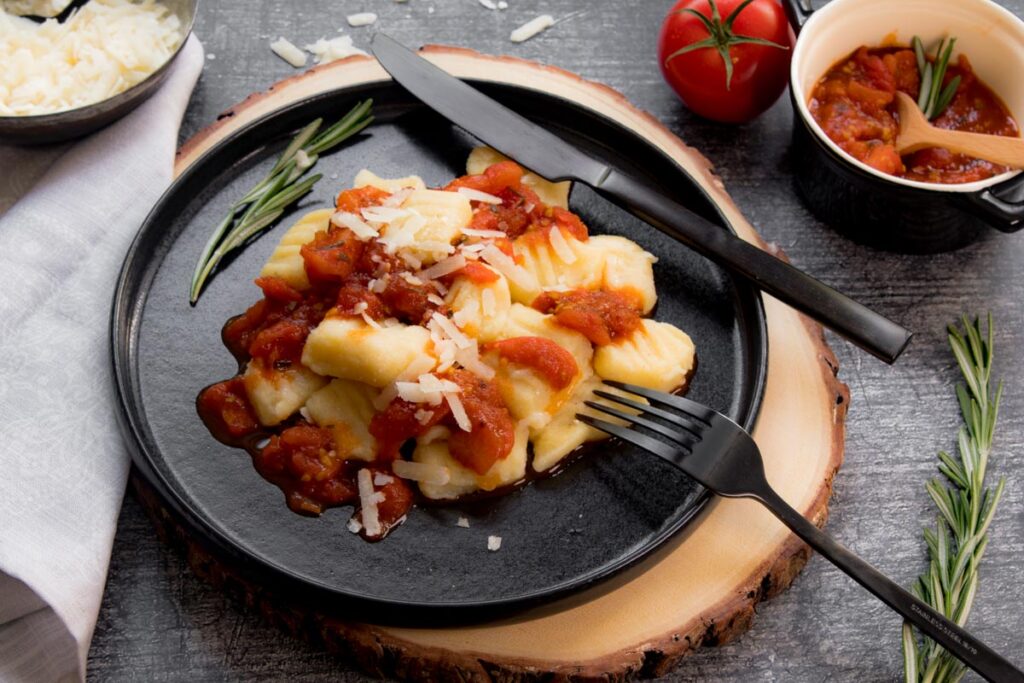 Gnocchi mit Rosmarin-Tomatensauce - Aus Lauras Küche