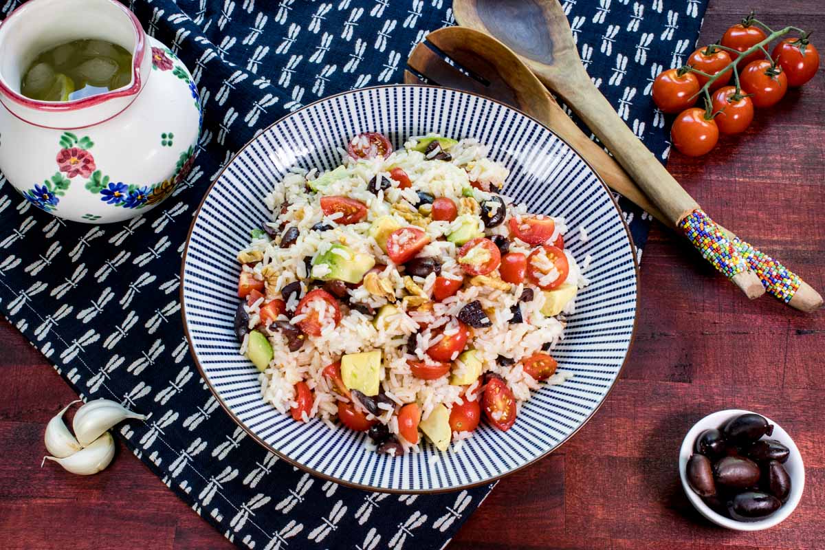 Reis-Salat mit Tomaten, Avocado und Oliven