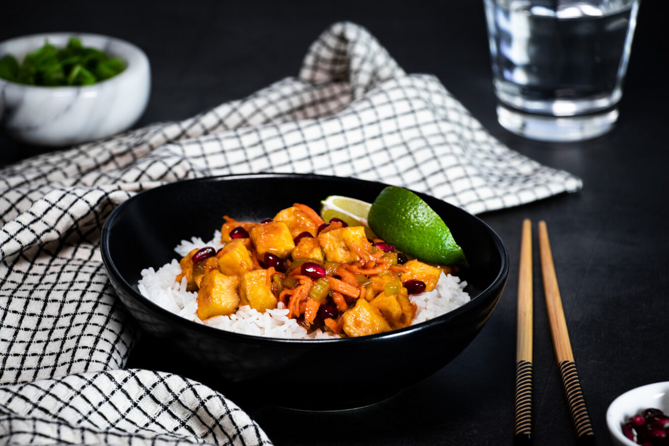 Sticky Tofu mit Gemüse und Granatapfel - Aus Lauras Küche