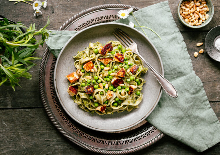 Pasta mit Erbsen, Estragon und Halloumi