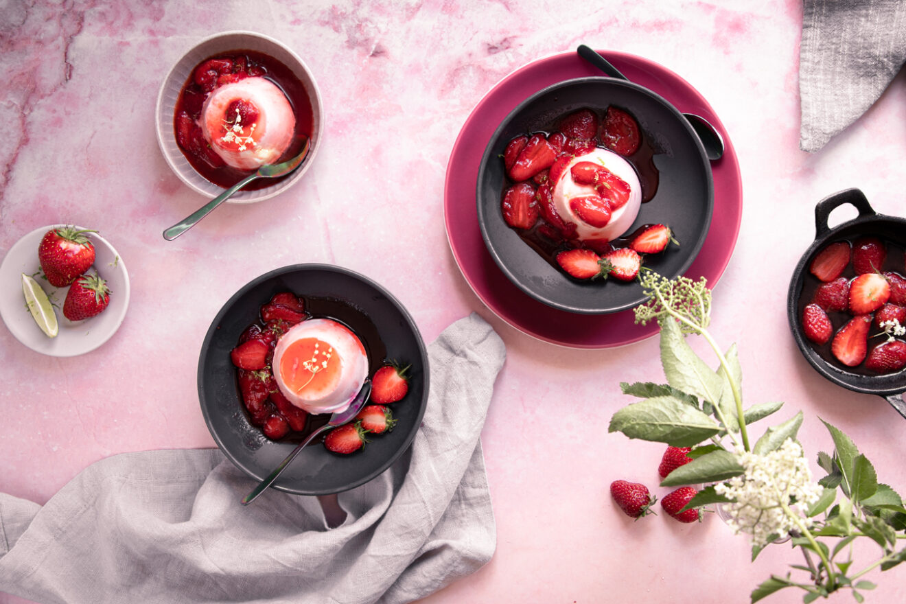 Erdbeer Parfait mit Holunderblütensirup - Aus Lauras Küche