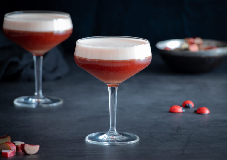 Rhabarber Sour – Ein fruchtiger Rum Cocktail