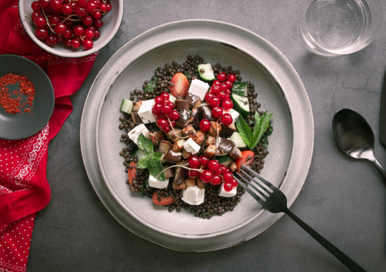 Belugalinsen mit Aubergine und Feta