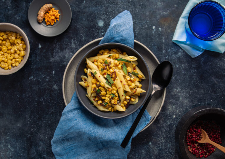 Pasta mit Mais, Kurkuma und Salbei