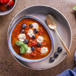 Tomatensuppe mit Mozzarella und Blaubeeren