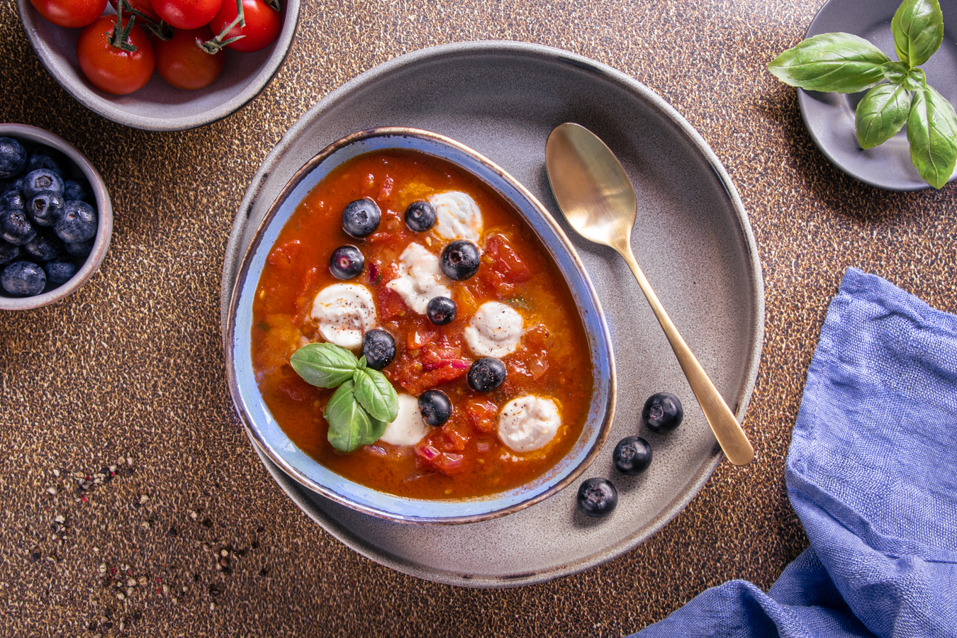 Tomatensuppe mit Mozzarella und Blaubeeren