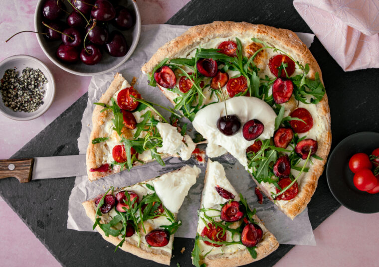 Pizza mit Kirschen, Rucola und Burrata