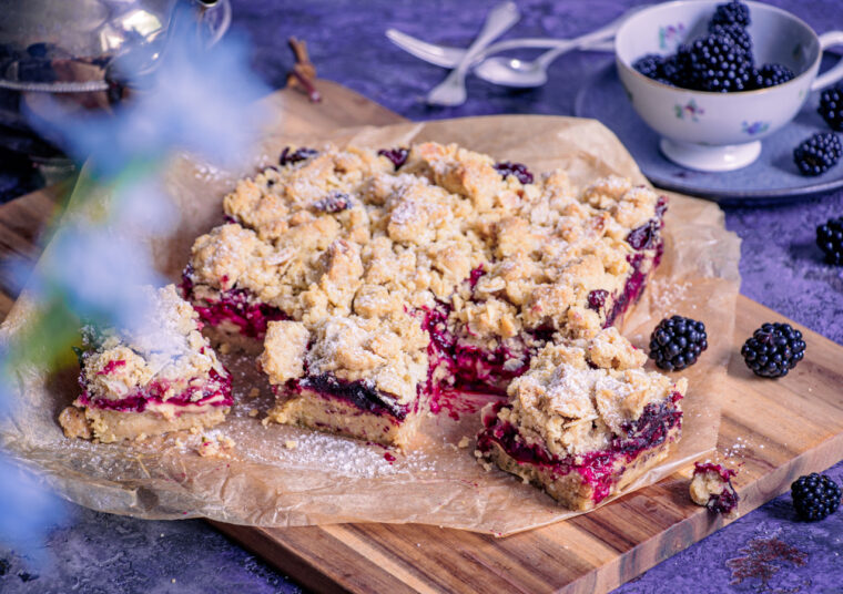 Streuselkuchen mit Schmand und Brombeeren