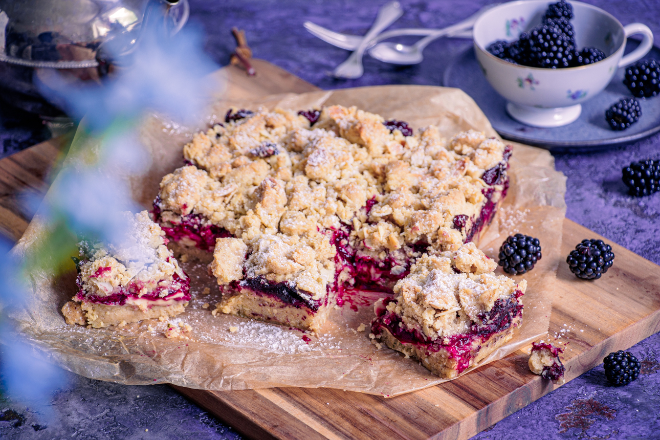 Streuselkuchen mit Schmand und Brombeeren