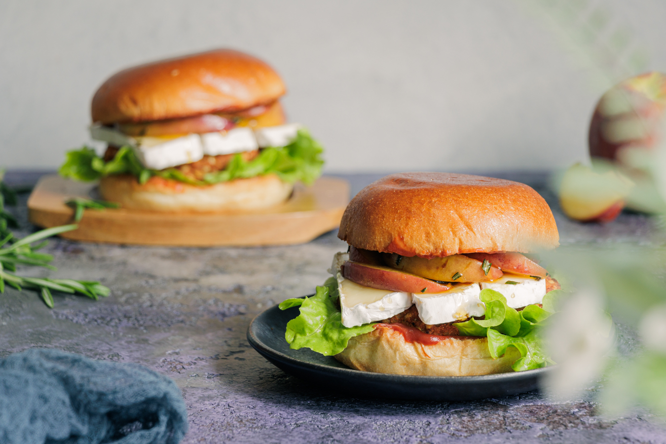 Burger mit Pfirsich und Camembert