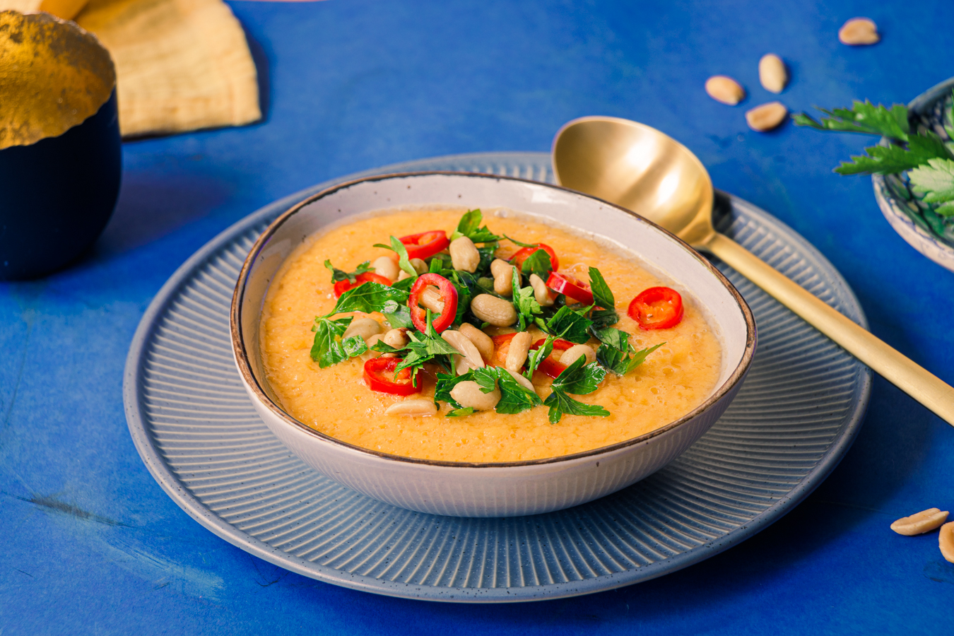 Gelbe Gazpacho mit Mango und Erdnüssen