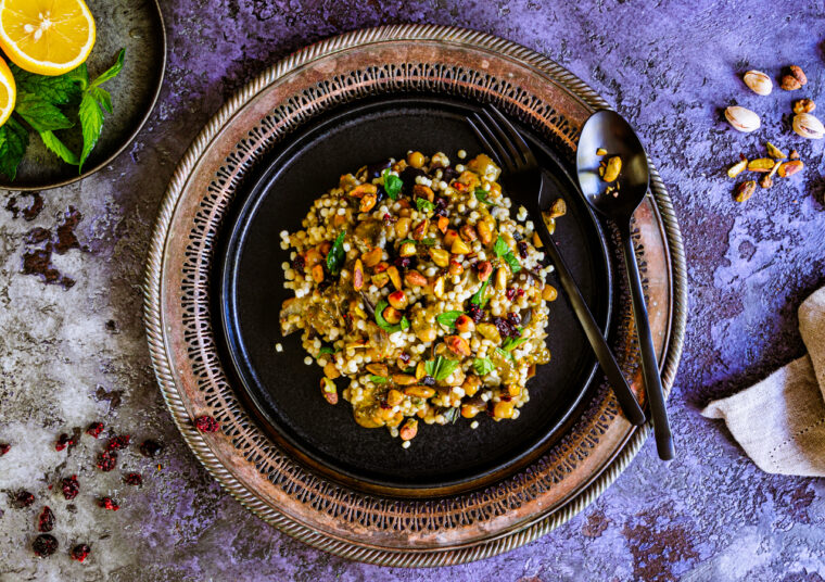 Perlcouscous mit Aubergine und Pistazie