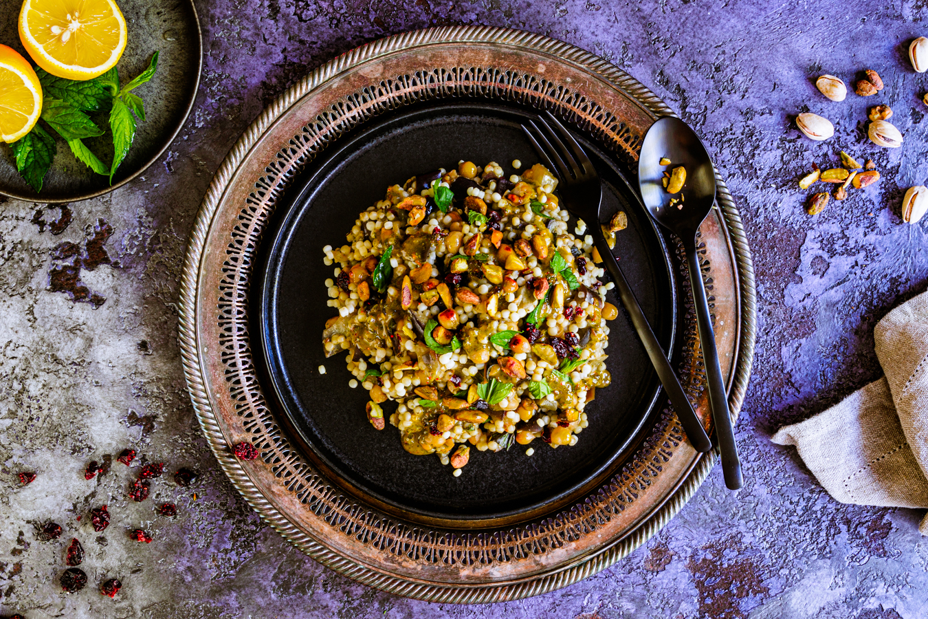 Perlcouscous mit Aubergine und Pistazie