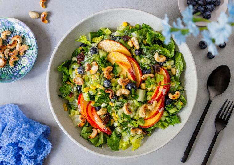 Salat mit Sellerie, Mais und Blaubeeren