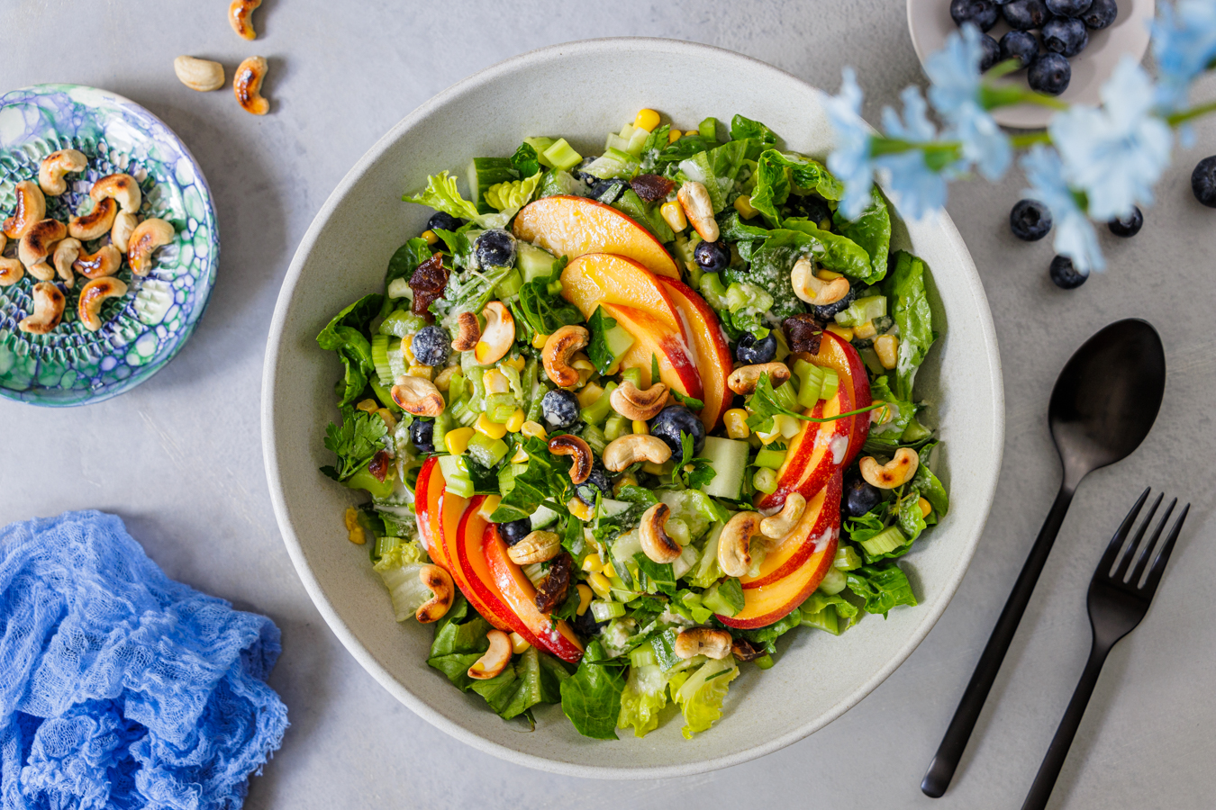 Salat mit Sellerie, Mais und Blaubeeren