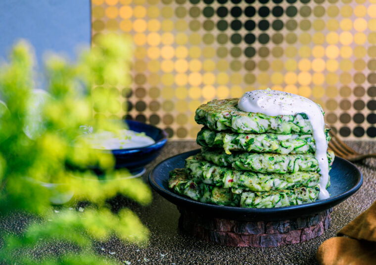 Zucchinipuffer mit Limetten-Schmand