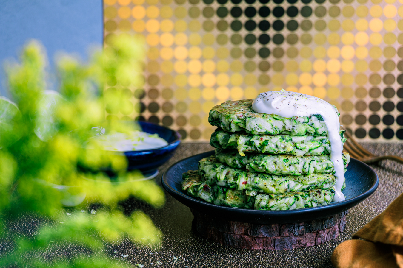 Zucchinipuffer mit Limetten-Schmand