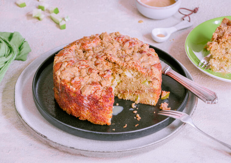 Apfelkuchen mit Karamell und Streuseln