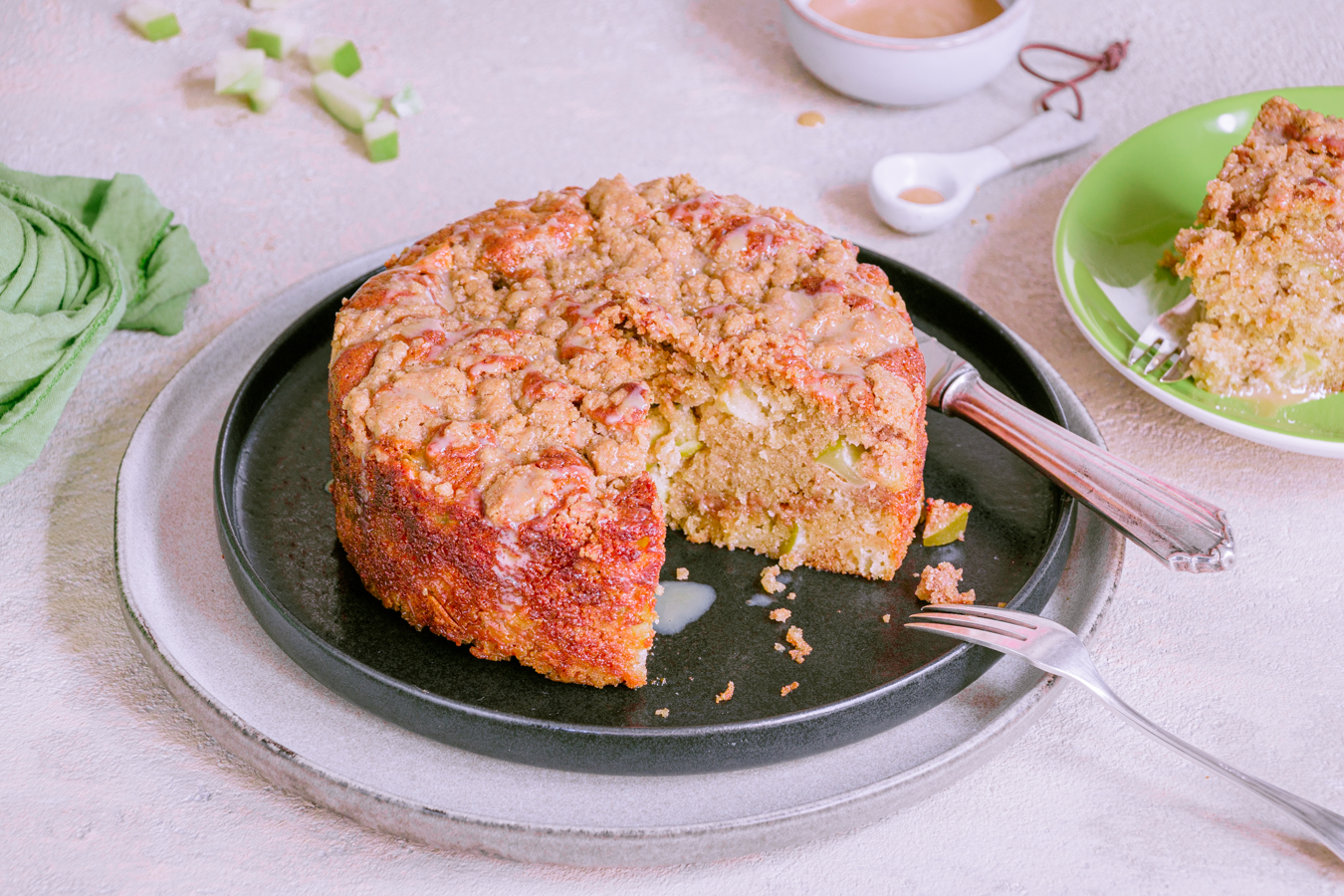 Apfelkuchen mit Karamell und Streuseln