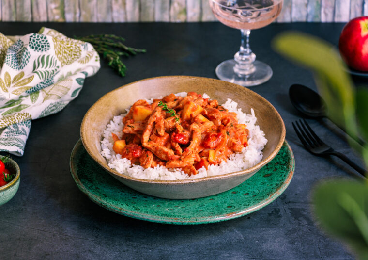 Sojaschnetzel mit Apfel und Tomaten