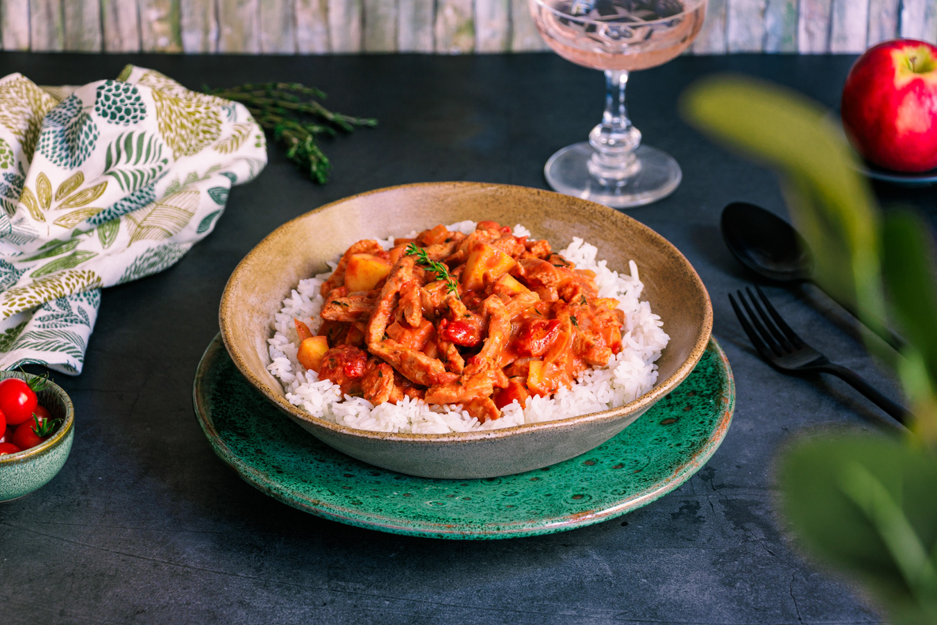 Sojaschnetzel mit Apfel und Tomaten