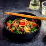 Udon Nudel Bowl mit Shiitake Spinat Paprika Teriyaki