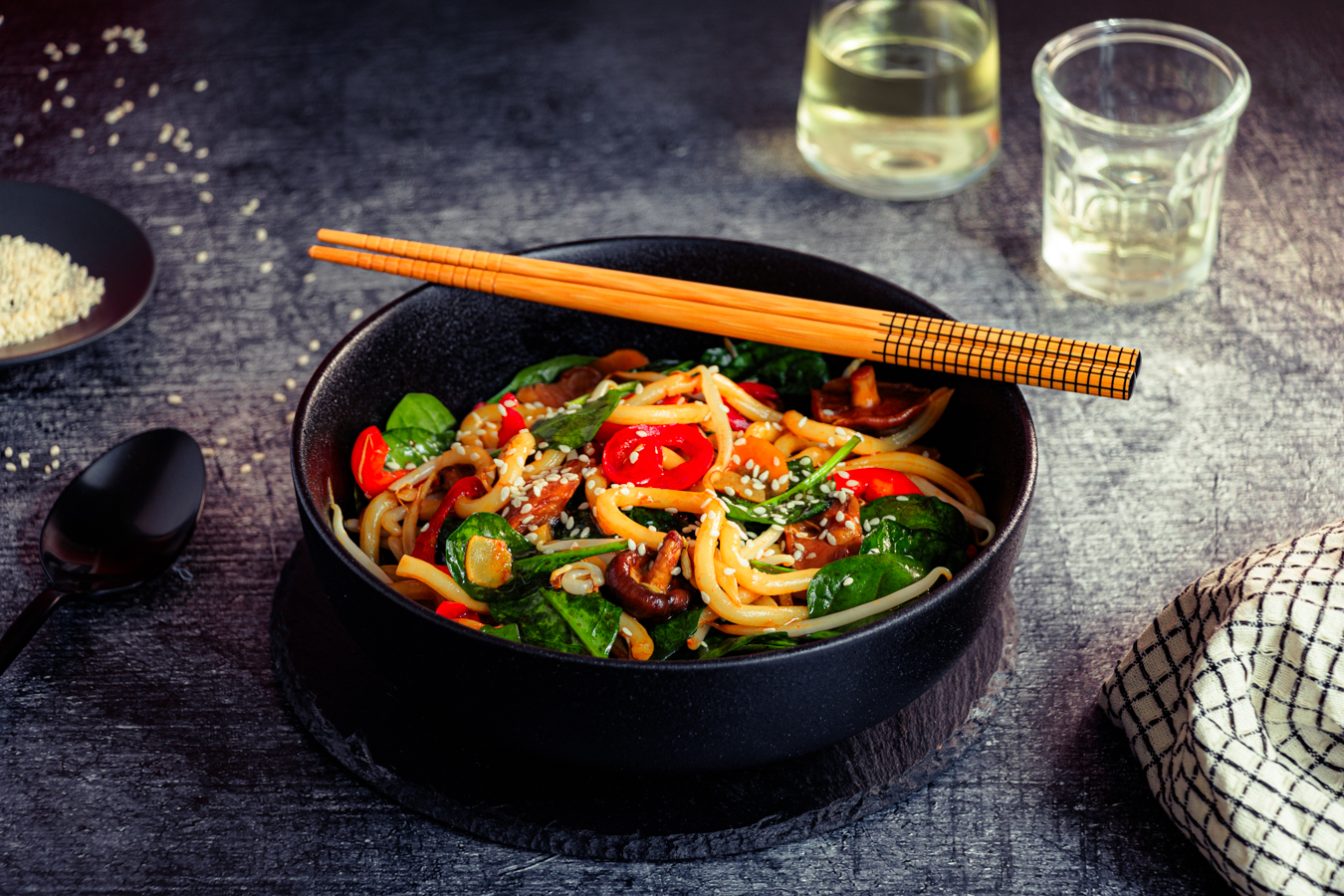 Udon Nudeln mit Gemüse und Teriyaki