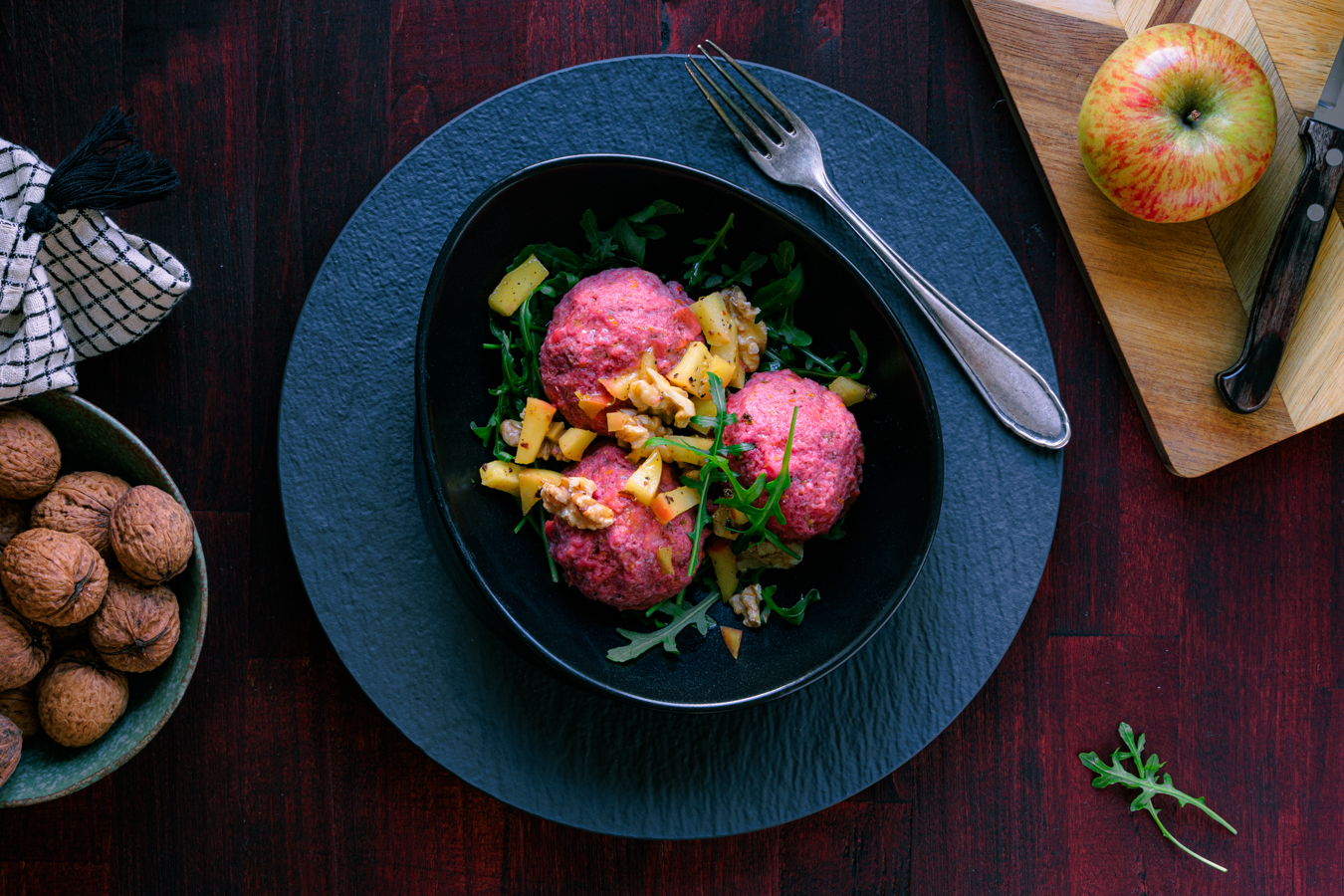 Rote Bete Knödel mit Ziegenkäse und Apfel