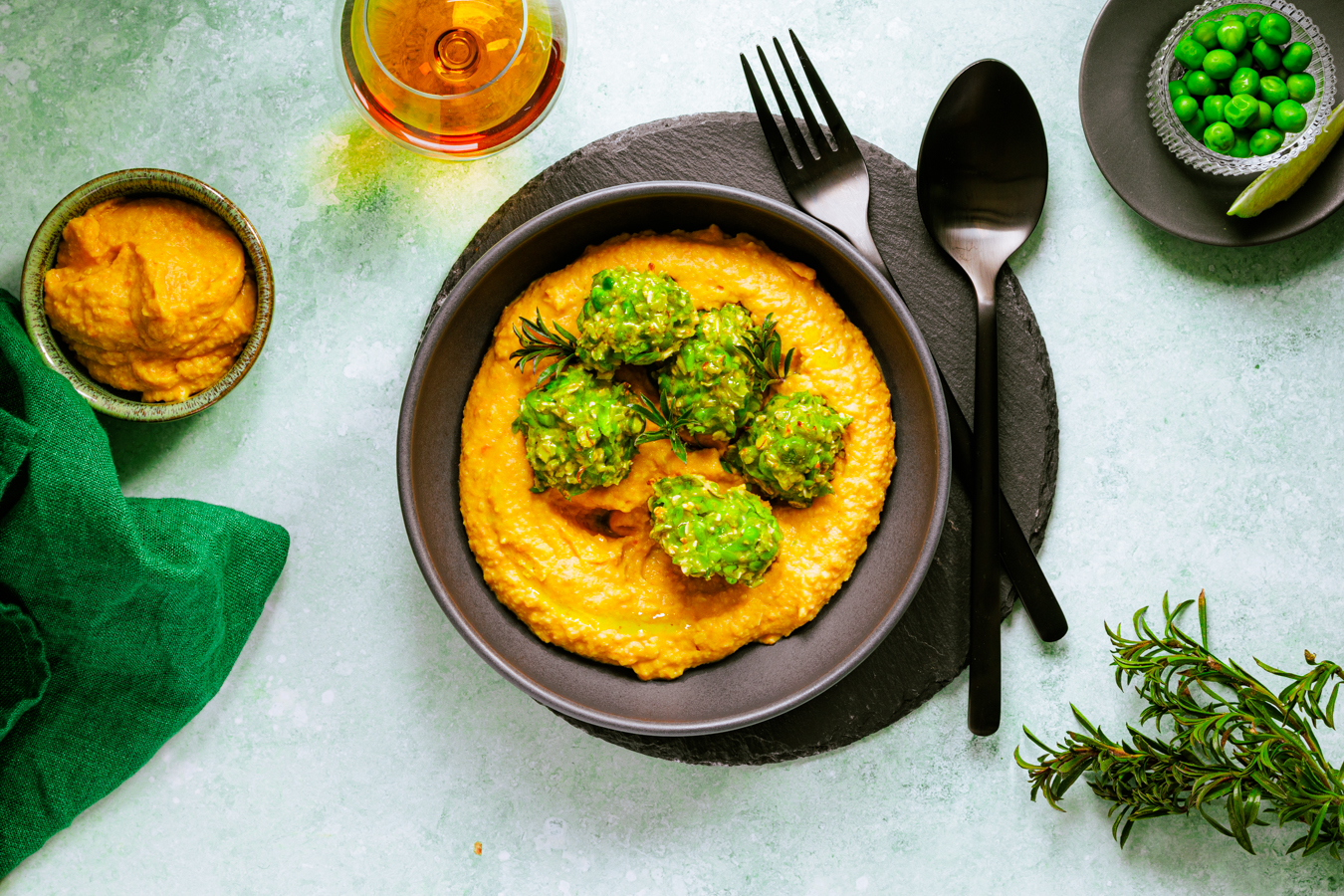 Erbsenbällchen auf Karotten Hummus