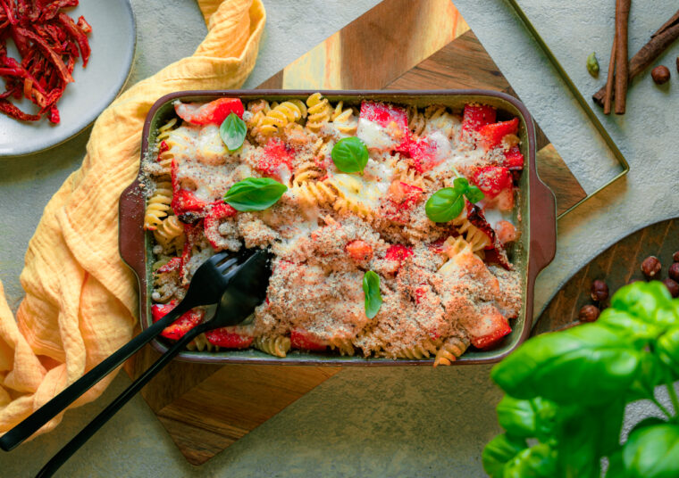 Nudelauflauf mit Paprika und Haselnüssen