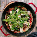 Pfannenpizza mit Aubergine Camembert Kräutern Erdnüssen