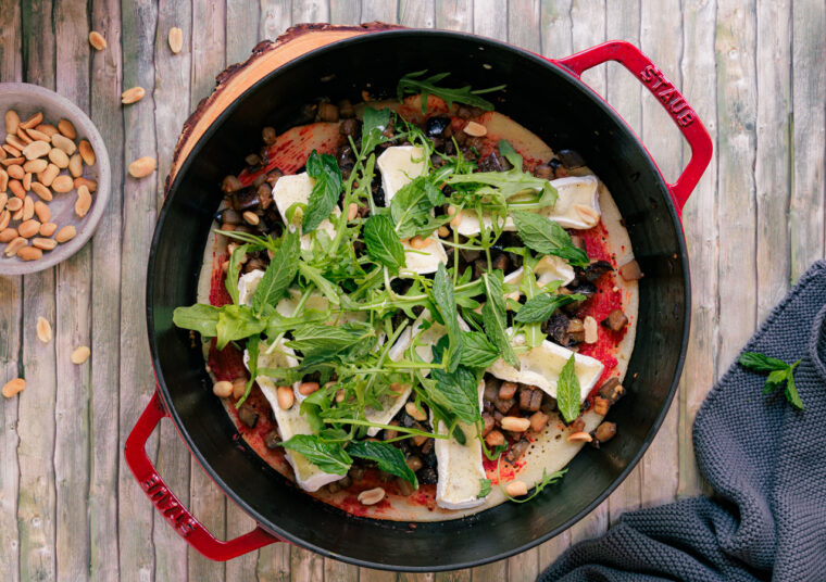 Pfannenpizza mit Aubergine und Camembert