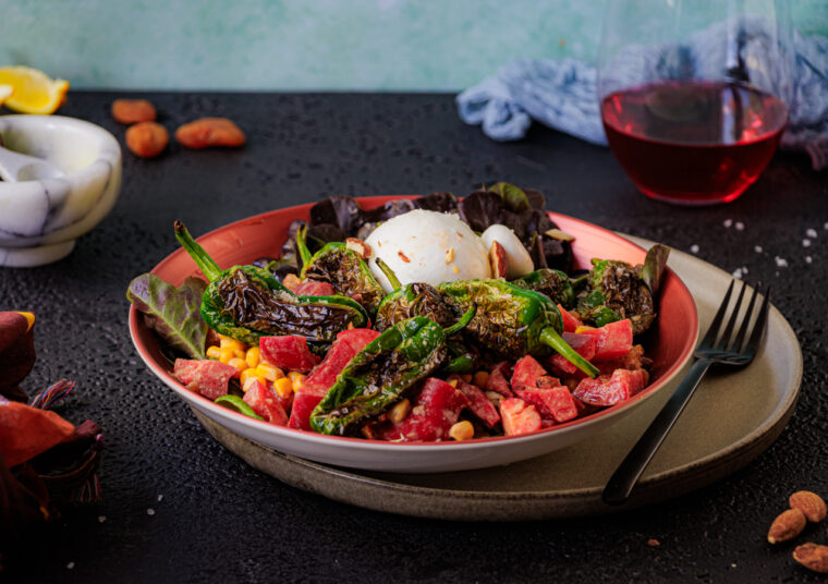 Pimientos de Padron mit Burrata und Salat