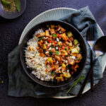 Reispfanne mit Linsen Räuchertofu Feta Gurke Salbei