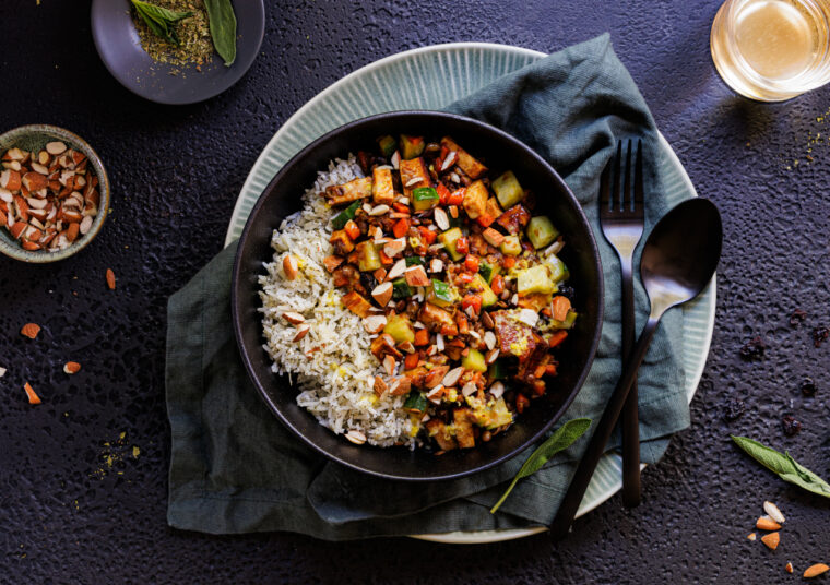 Reispfanne mit Linsen, Räuchertofu und Feta