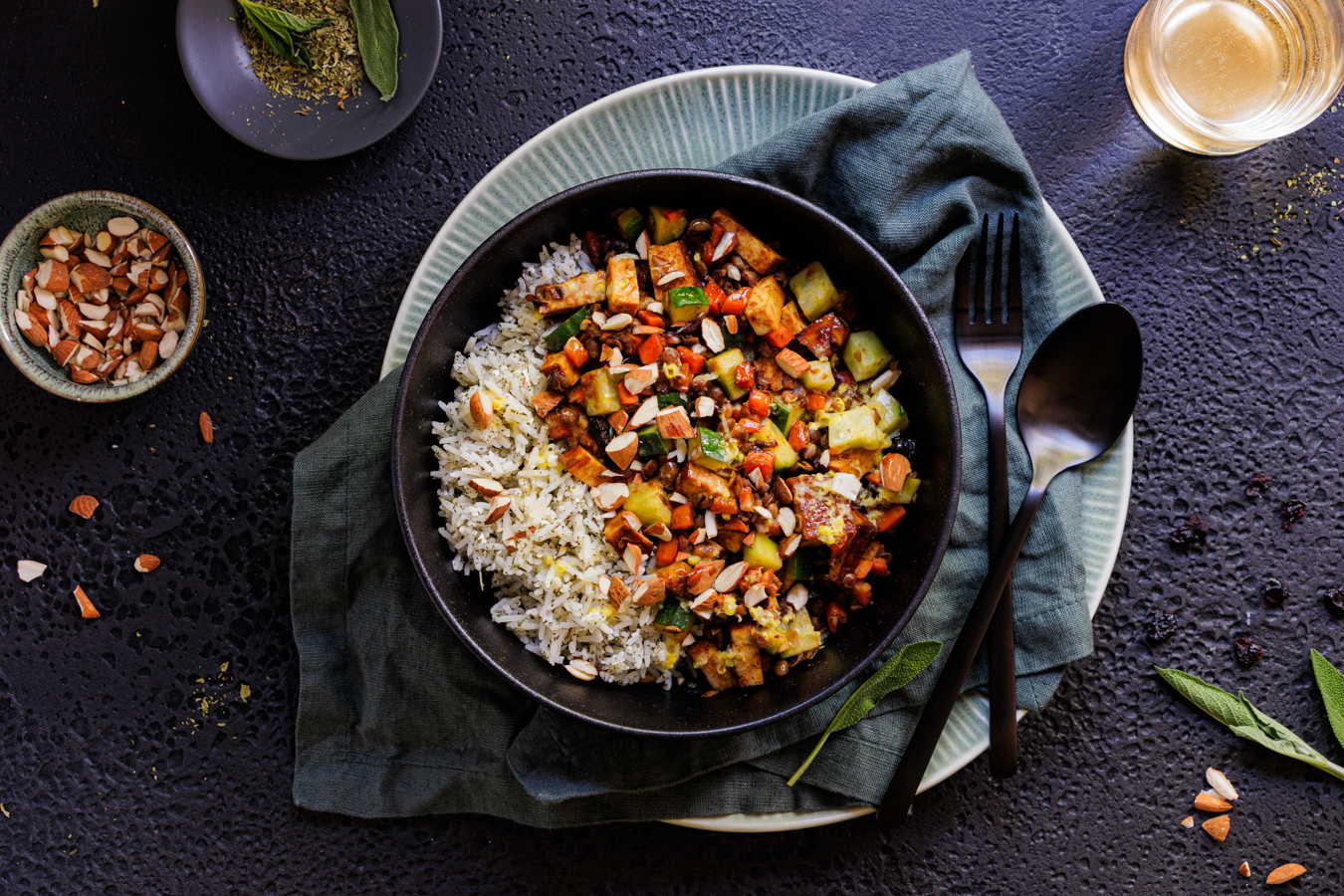 Reispfanne mit Linsen, Räuchertofu und Feta