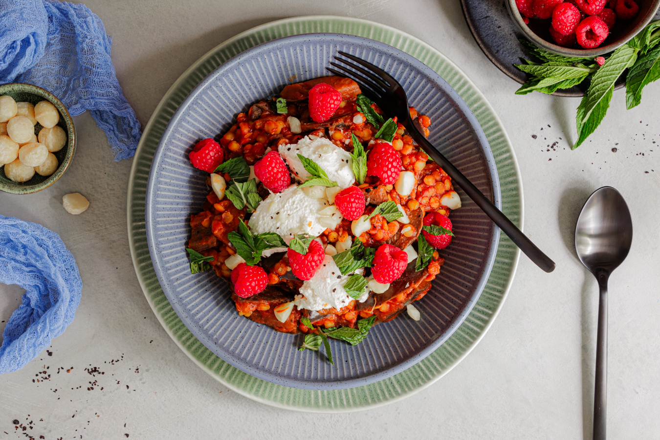 Gelbe Linsen mit Aubergine und Ricotta