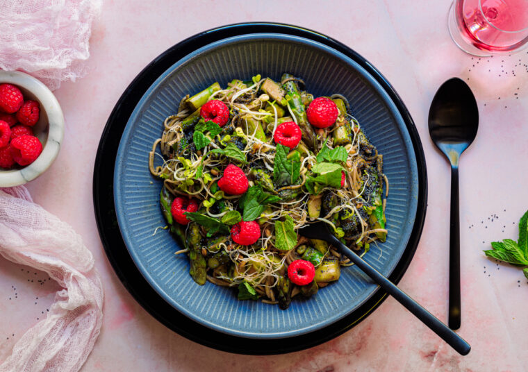 Sobanudeln mit Spargel und Himbeeren