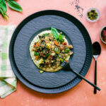 Zucchini Quinoa auf Zucchinicreme