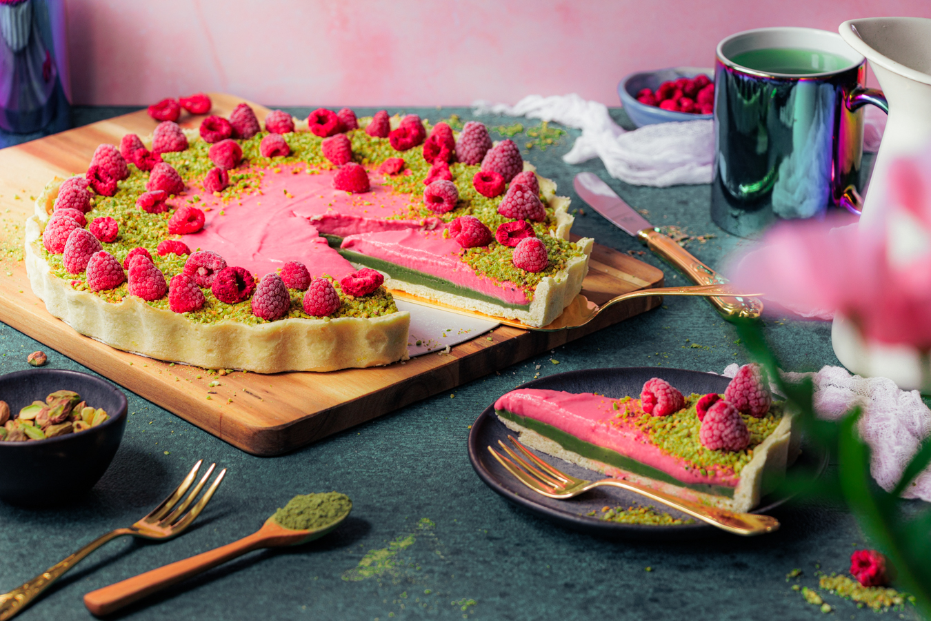 Himbeer Tarte mit Matcha und Pistazien