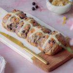Hot Cross Buns mit Ingwer und Blaubeeren
