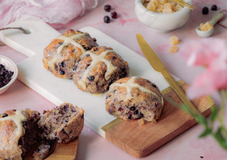 Hot Cross Buns mit Ingwer und Blaubeeren