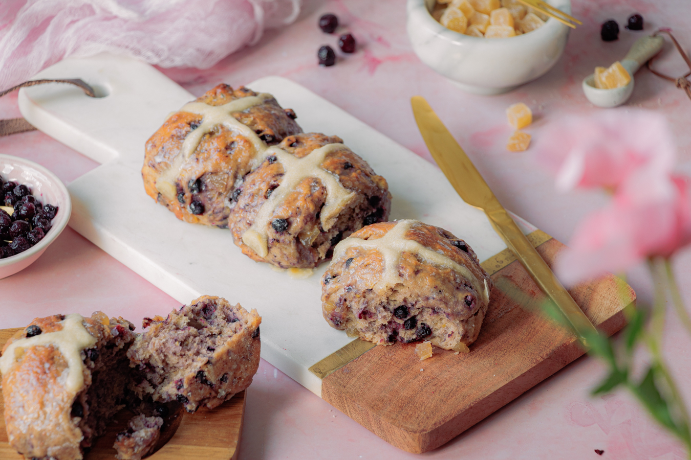 Hot Cross Buns mit Ingwer und Blaubeeren