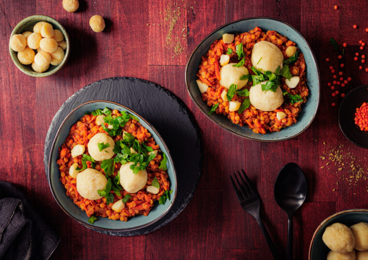 Rote Linsen mit Macadamia-Bällchen