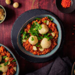 Rote Linsen mit Macadamiabällchen